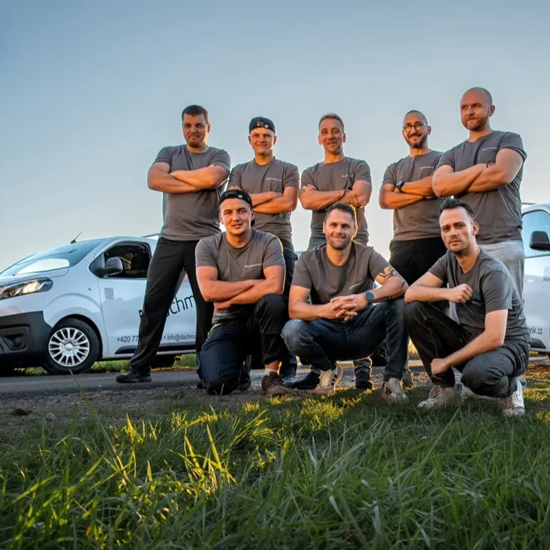 Tým Dachmantechnik u služebních aut
