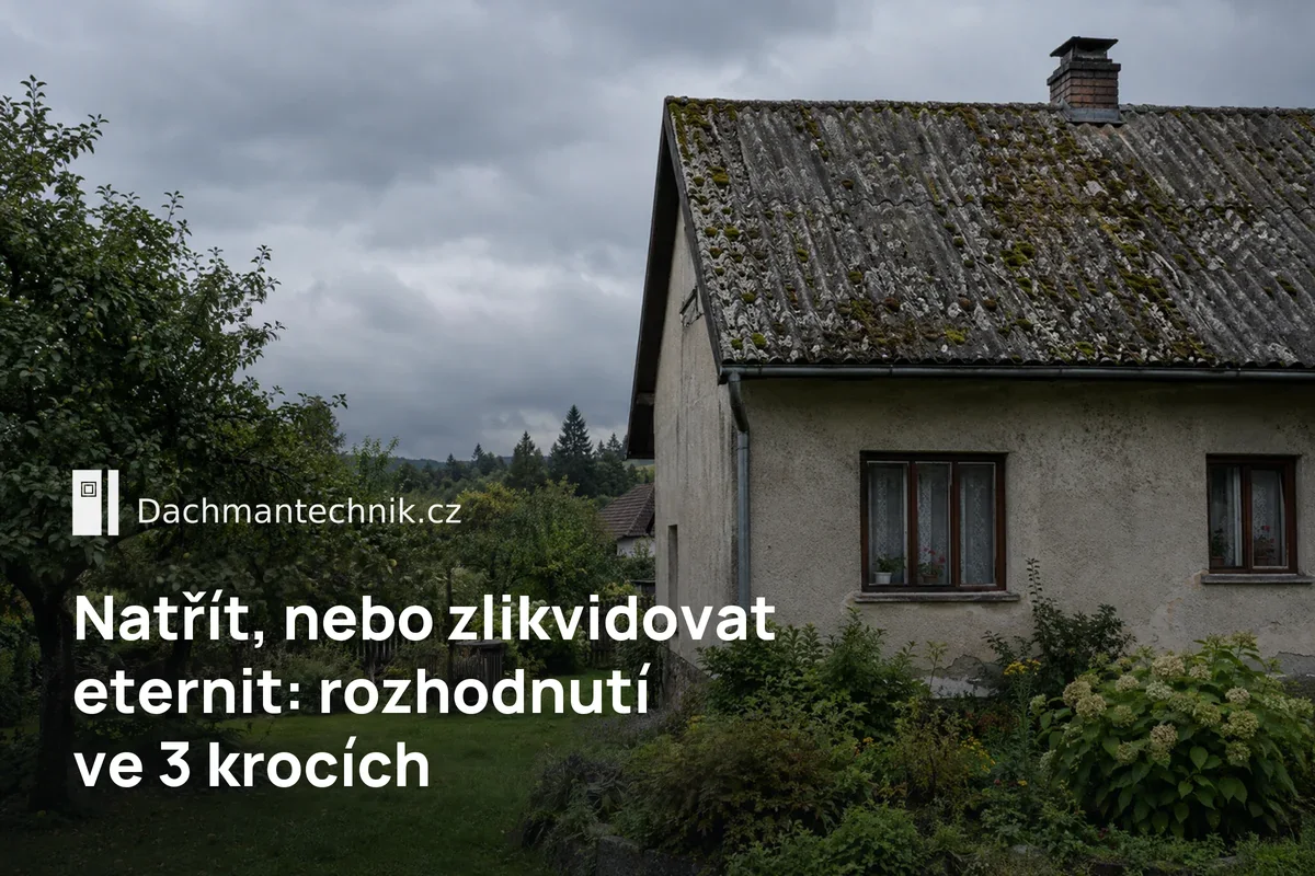 Zvětralá eternitová střecha s mechem na starším rodinném domě – eternit natřít nebo likvidovat
