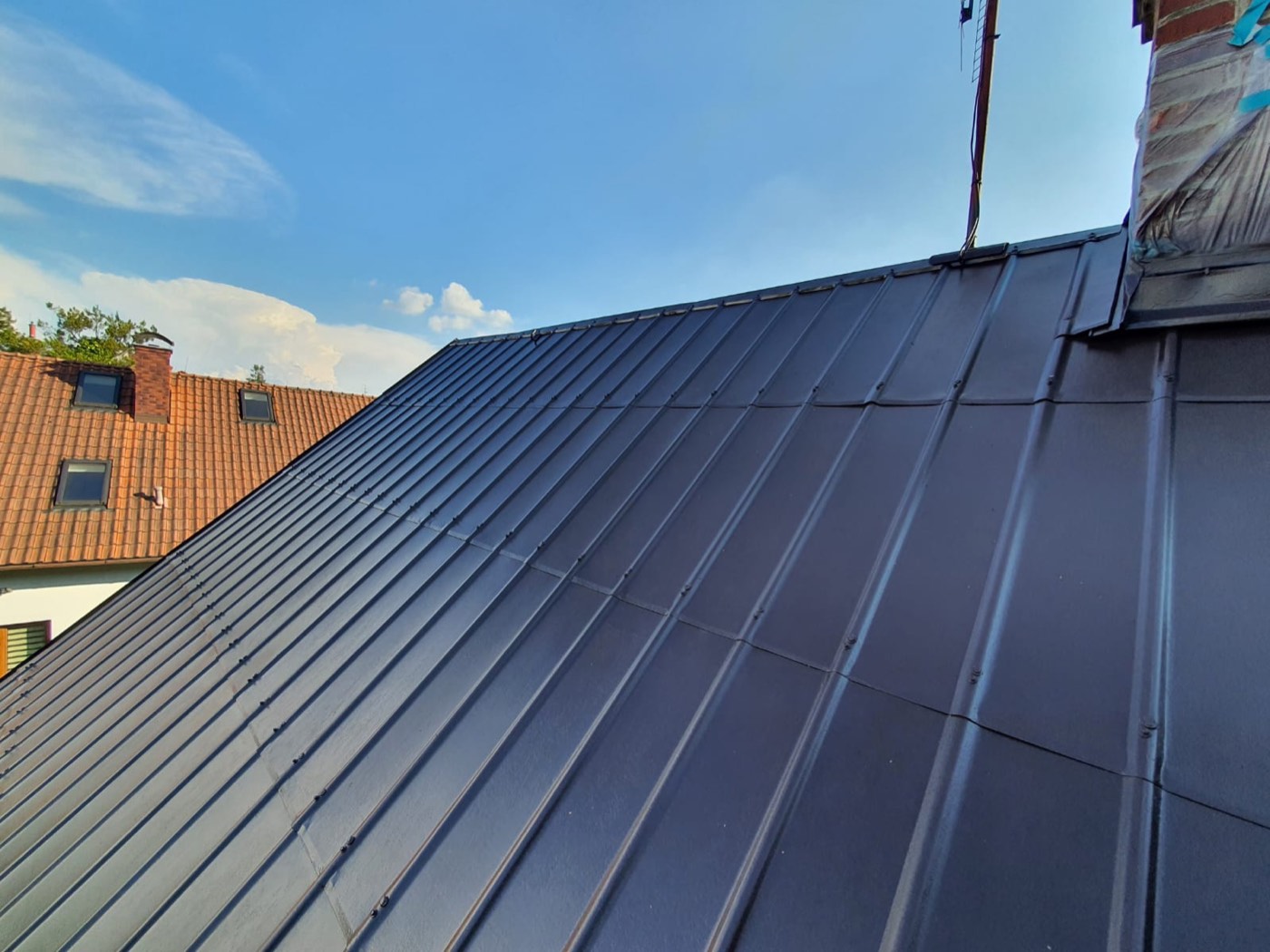 Tmavá falcovaná plechová střecha po renovaci