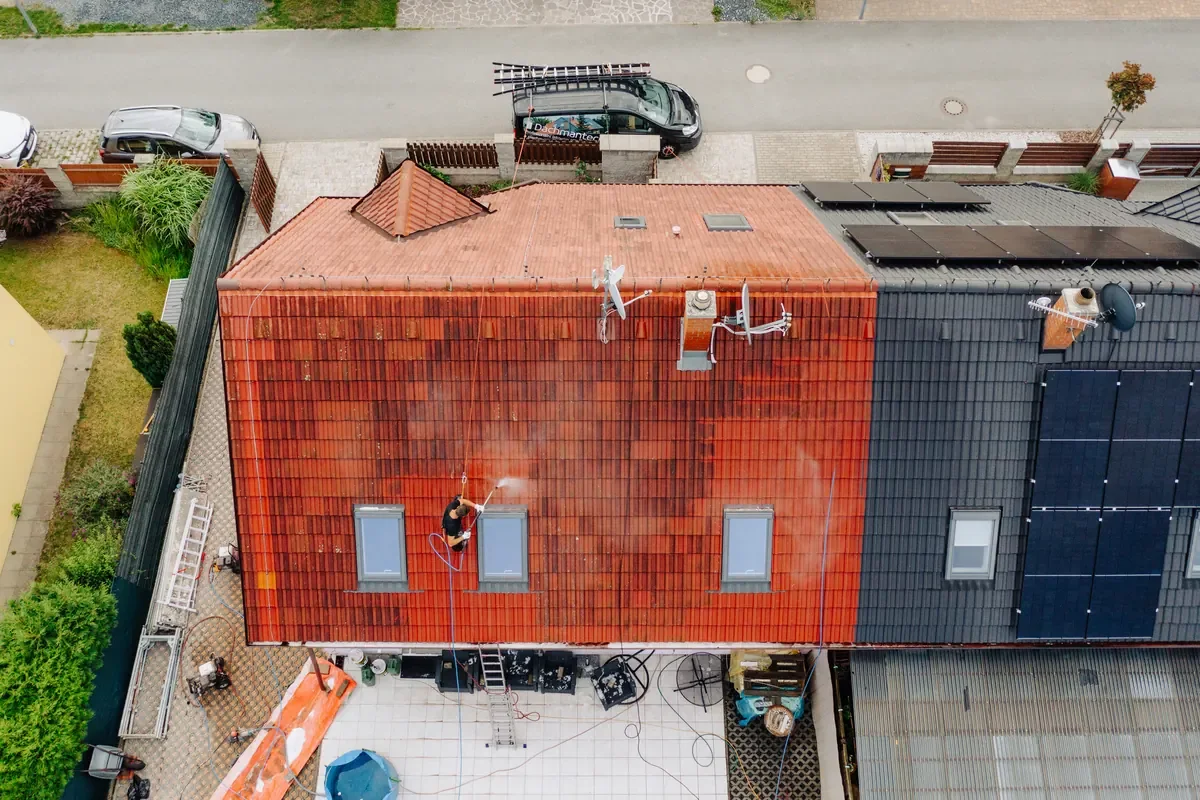 Tlakové čištění betonových tašek před montáží fotovoltaiky
