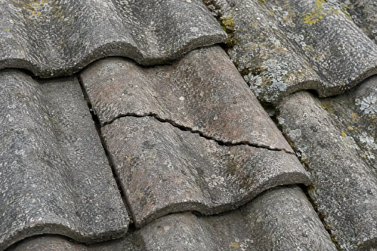 Prasklá betonová taška, kterou renovace nezachrání