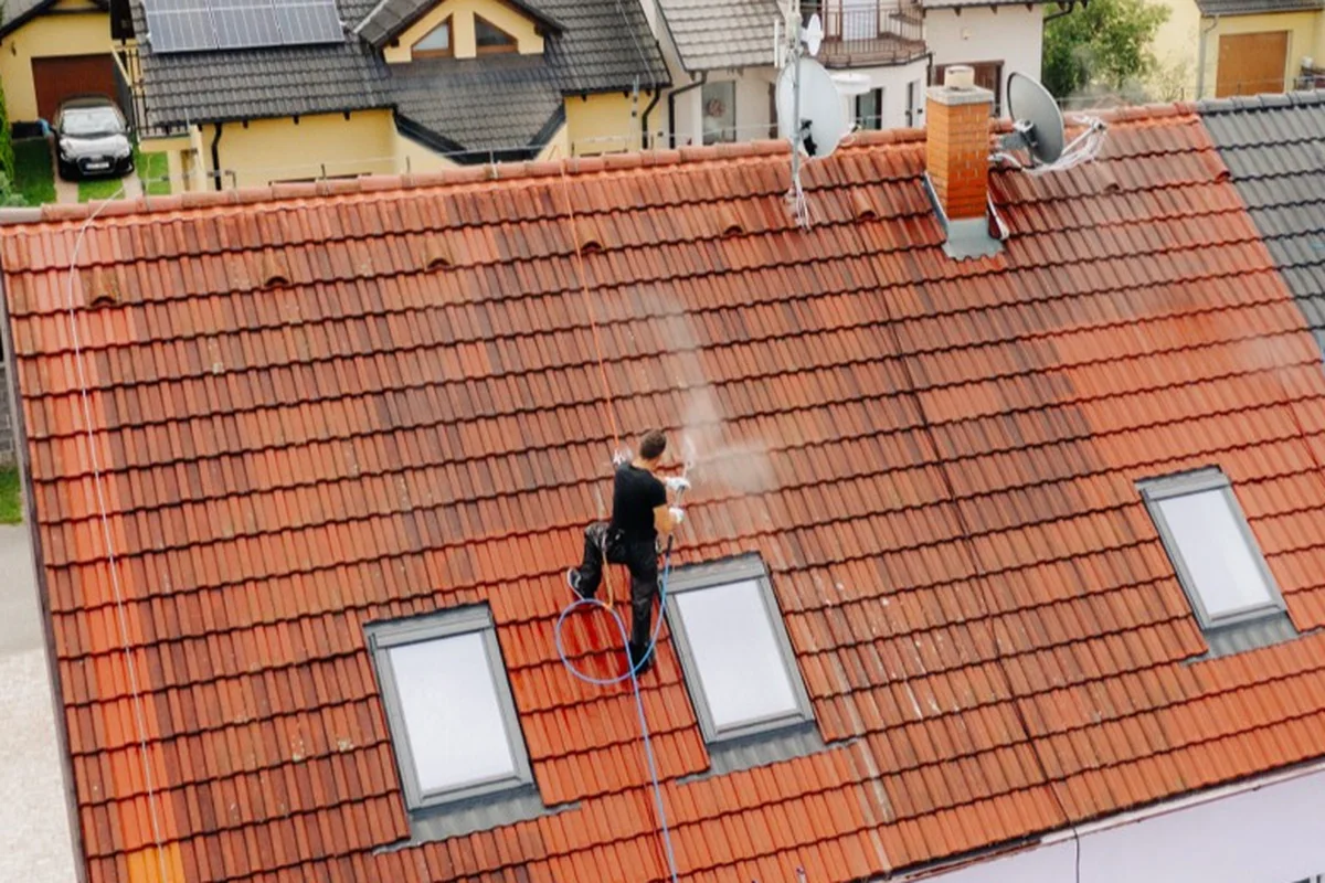 Tlakové čištění taškové střechy před impregnací a nátěrem