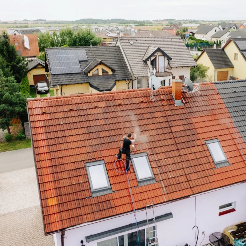 Čištění taškové střechy rodinného domu z pohledu dronu